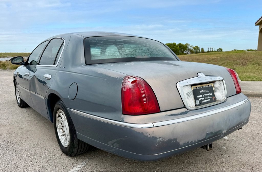 Used 1999 Lincoln Town Car Signature RWD image 7