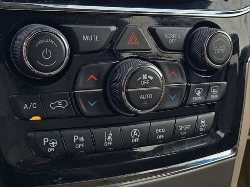 Used 2019 Jeep Grand Cherokee Overland AWD/4WD image 16