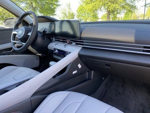 New 2025 Hyundai Elantra Limited image 41