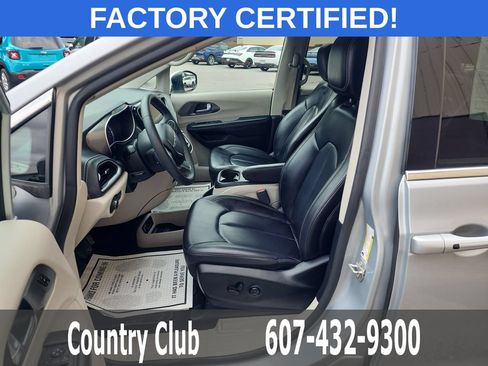 Used 2023 Chrysler Pacifica Touring-L FWD image 11