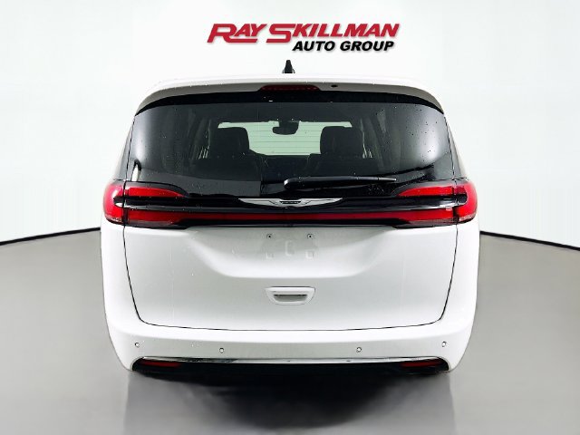 Used 2024 Chrysler Pacifica Touring-L FWD image 6