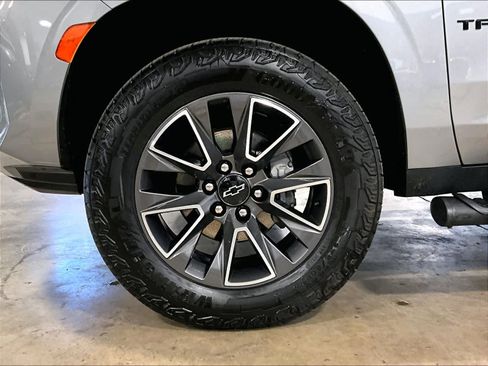 Used 2024 Chevrolet Tahoe Z71 w/ Luxury Package AWD/4WD image 7