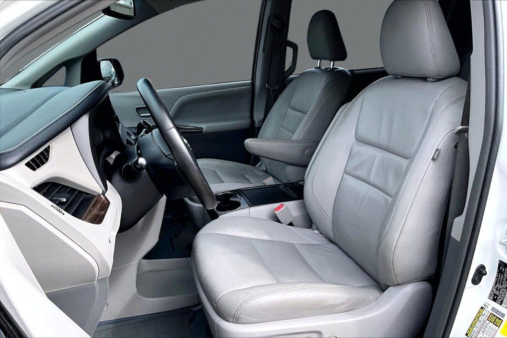 Used 2017 Toyota Sienna XLE Premium FWD image 19