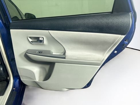 Used 2017 Toyota Prius V Two image 28