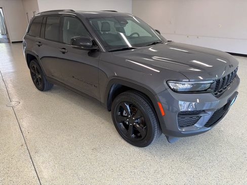 Used 2024 Jeep Grand Cherokee Altitude AWD/4WD image 5