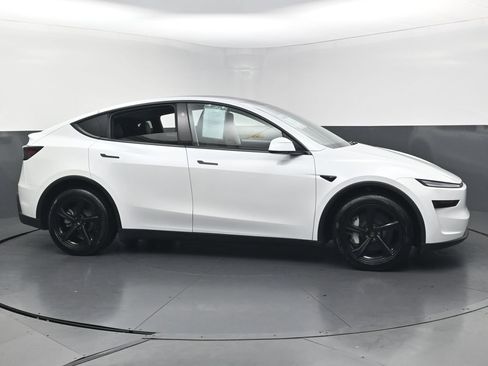 Used 2026 Tesla Model Y AWD image 5