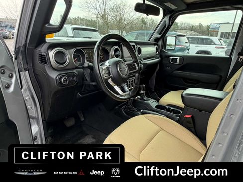 Used 2020 Jeep Gladiator Overland w/ LED Lighting Group AWD/4WD image 12