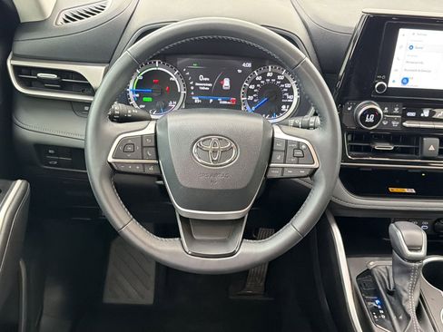 Used 2024 Toyota Highlander XLE FWD image 4
