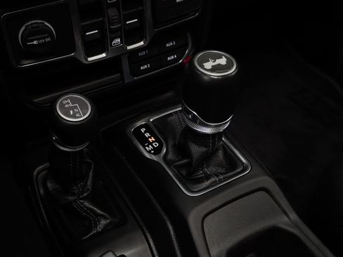 Used 2024 Jeep Wrangler Unlimited Sahara w/ Technology Group AWD/4WD image 32