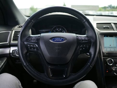 Used 2017 Ford Explorer XLT w/ Equipment Group 202A AWD/4WD image 11