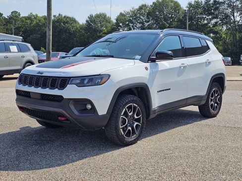 Used 2025 Jeep Compass Trailhawk AWD/4WD image 2