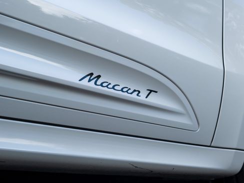 Certified 2023 Porsche Macan Turbo AWD/4WD image 17