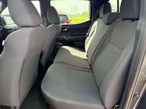 Used 2016 Toyota Tacoma TRD Off-Road AWD/4WD image 12