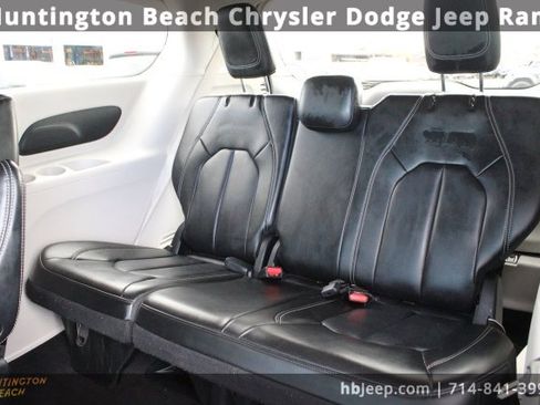 Used 2023 Chrysler Pacifica Touring-L image 34