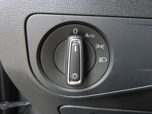 Used 2022 Volkswagen Tiguan SE image 45