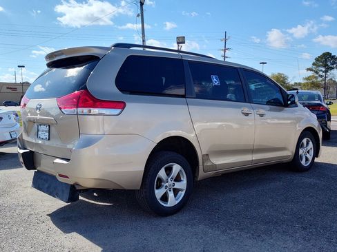 Used 2011 Toyota Sienna LE image 7