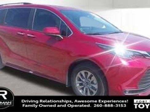 Used 2025 Toyota Sienna XLE FWD image 4