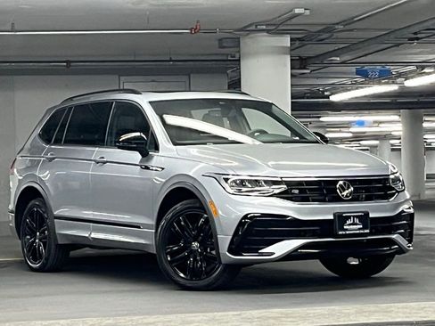 Certified 2022 Volkswagen Tiguan SE R-Line image 2