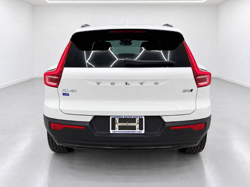 Used 2024 Volvo XC40 B5 Plus w/ Protection Package Premier AWD/4WD image 4