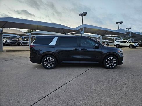 Used 2024 Kia Carnival EX image 4