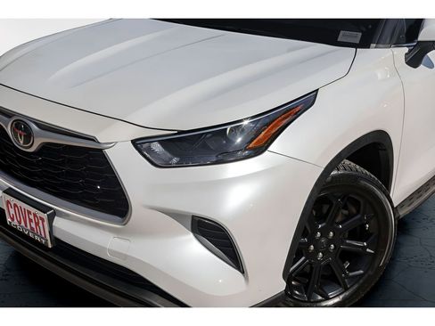 Used 2022 Toyota Highlander L FWD image 3