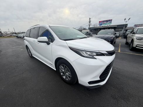 Used 2021 Toyota Sienna LE image 1