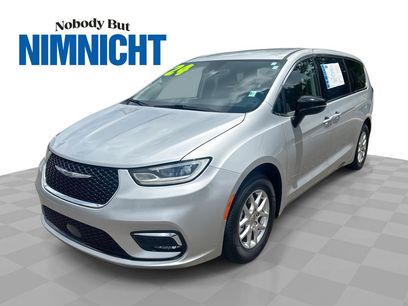 Used 2024 Chrysler Pacifica Touring-L