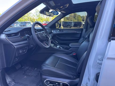 Used 2024 Jeep Grand Cherokee Overland w/ Luxury Tech Group IV AWD/4WD image 44