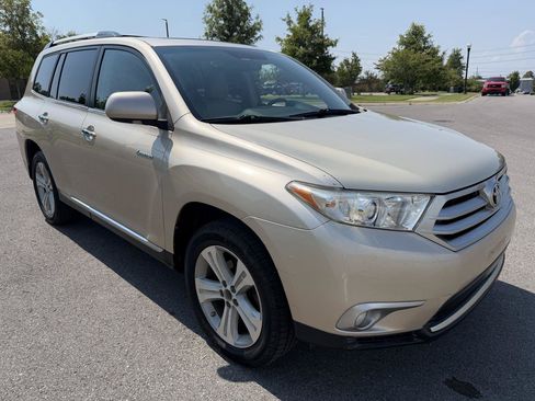 Used 2012 Toyota Highlander Limited w/ Tow Pkg FWD image 3