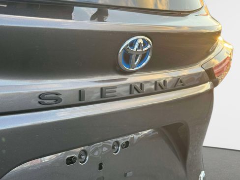 Certified 2023 Toyota Sienna LE image 10