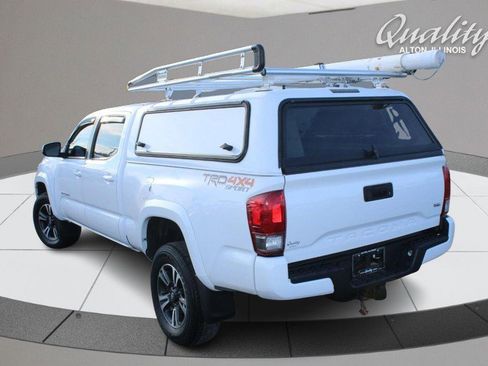 Used 2017 Toyota Tacoma TRD Off-Road image 6