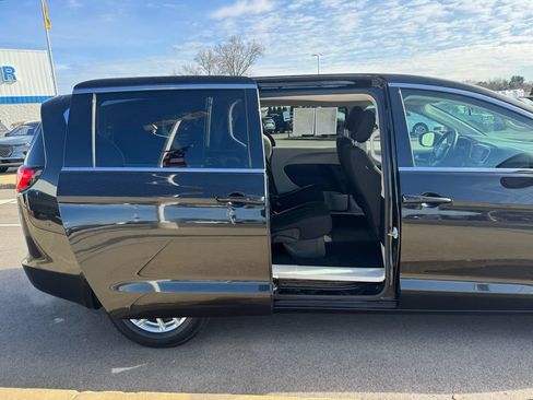 Used 2022 Chrysler Voyager LX FWD image 16