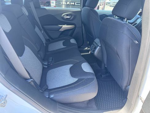 Used 2018 Jeep Cherokee Latitude w/ Cold Weather Group AWD/4WD image 19