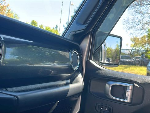 Used 2019 Jeep Wrangler Unlimited Sahara AWD/4WD image 20