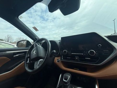 Used 2023 Toyota Highlander Platinum image 7