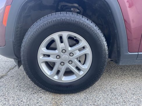 Used 2023 Jeep Grand Cherokee Laredo image 30