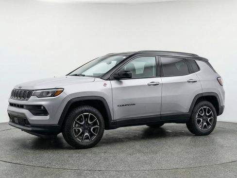 Used 2025 Jeep Compass Trailhawk image 3