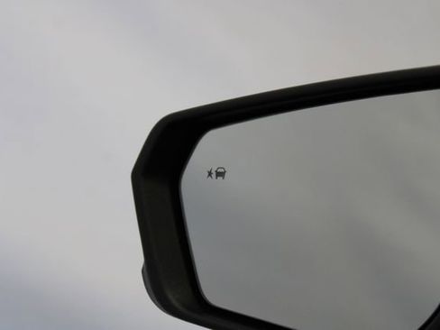 Used 2020 Chevrolet Equinox LT w/ Driver Convenience Package FWD image 24