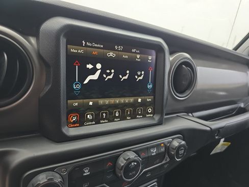 Used 2023 Jeep Gladiator Sport AWD/4WD image 9