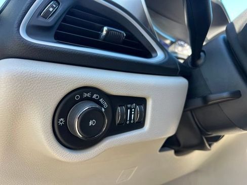 Used 2024 Chrysler Pacifica Touring-L FWD image 17