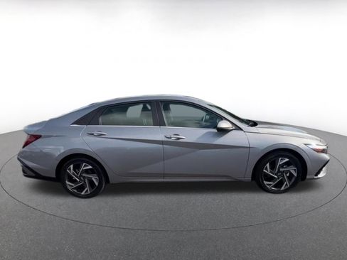 Used 2025 Hyundai Elantra SEL image 16