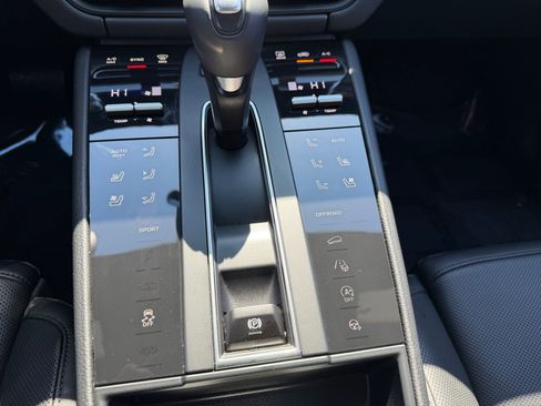 Certified 2025 Porsche Macan image 27