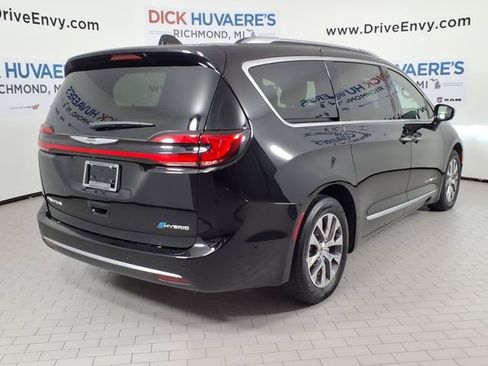 Used 2024 Chrysler Pacifica Pinnacle FWD image 4