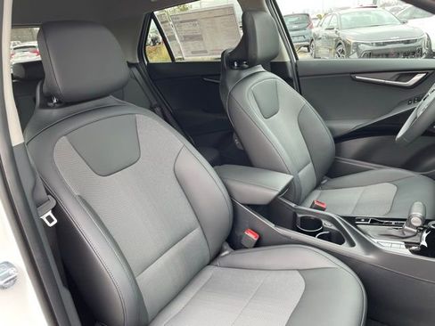 New 2025 Kia Niro EX Touring image 31