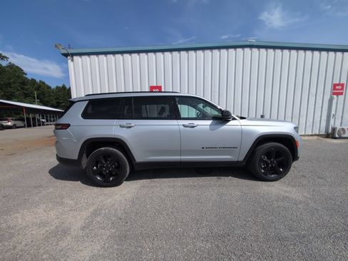 Used 2024 Jeep Grand Cherokee L Laredo RWD image 9