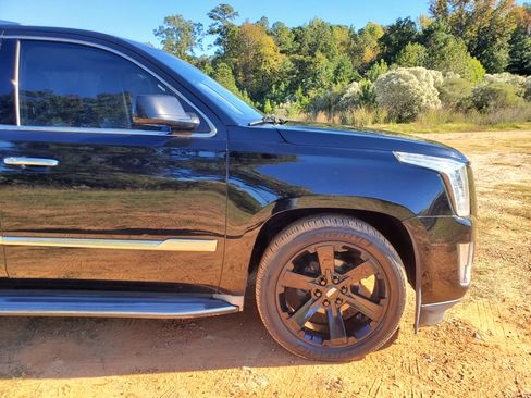 Used 2015 Cadillac Escalade Luxury image 11