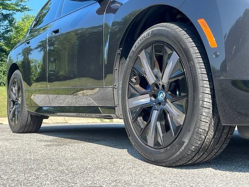 Used 2024 BMW iX xDrive50 w/ Premium Package AWD/4WD image 9