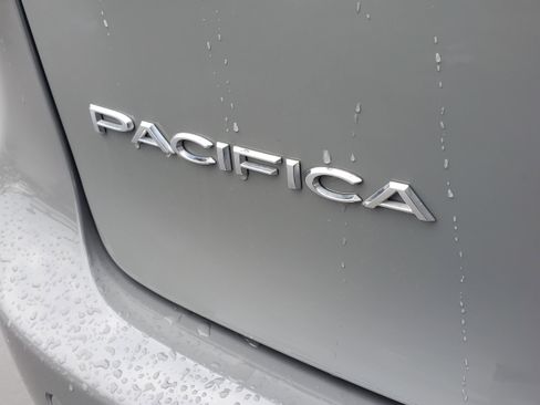 Used 2021 Chrysler Pacifica Touring-L image 30