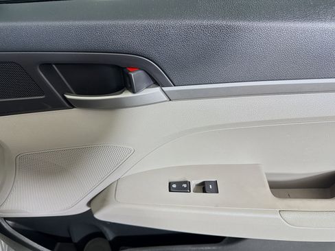 Used 2018 Hyundai Elantra SE image 29