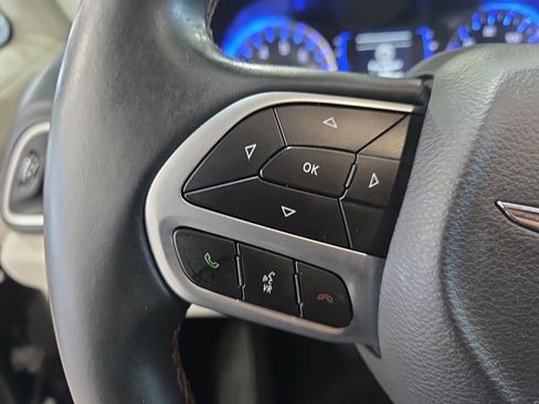 Used 2018 Chrysler Pacifica Touring-L image 20